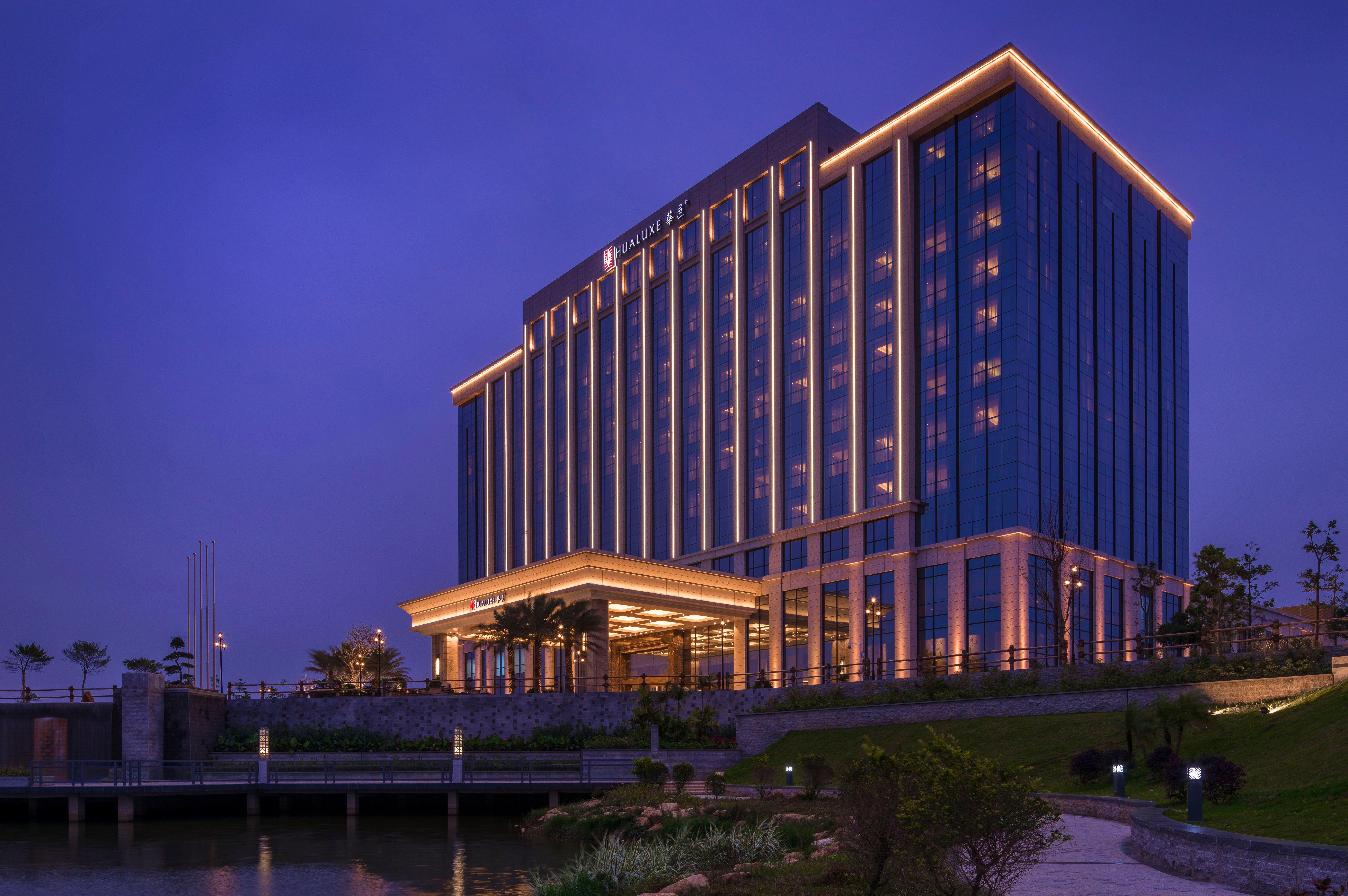 HUALUXE Yangjiang City Center, an IHG Hotel Bagian luar foto